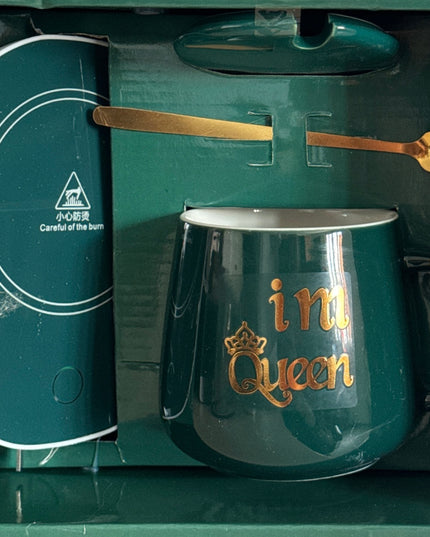 Set cadou cană Im Queen cu capac , linguriță și încălzitor 901-35