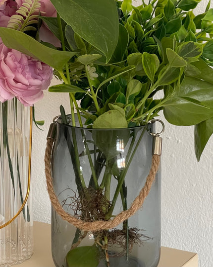 Vază sticlă color cu sfoară 16cm